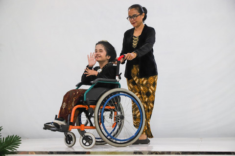 Sejumlah anak penyandang disabilitas merayakan Hari Kartini dengan mengenakan pakaian tradisional di Yayasan Pembinaan Anak Cacat (YPAC), Kebayoran Baru, Jakarta Selatan, Selasa (21/4/2026). Foto: Iqbal Firdaus/kumparan
