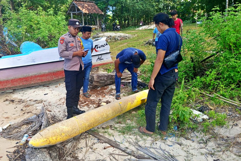 Petugas mengecek benda diduga torpedo yang ditemukan di bibir pantai Dusun Aenglombi, Desa Torjek, Kecamatan Kangayan, Pulau Kangean, Kabupaten Sumenep pada Senin (20/4/2026). Foto: Dok. Polres Sumenep