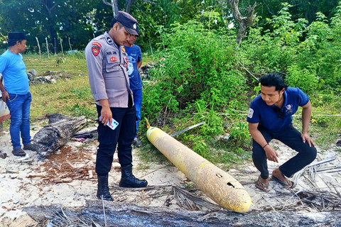 Petugas mengecek benda diduga torpedo yang ditemukan di bibir pantai Dusun Aenglombi, Desa Torjek, Kecamatan Kangayan, Pulau Kangean, Kabupaten Sumenep pada Senin (20/4/2026). Foto: Dok. Polres Sumenep