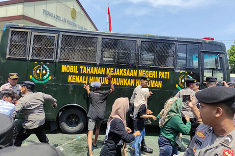 Keluarga dan para simpatisan melempari bus tahanan yang membawa terdakwa usai sidang pembacaan vonis di PN Pati, Senin (20/4/2026). Foto: Dok. kumparan