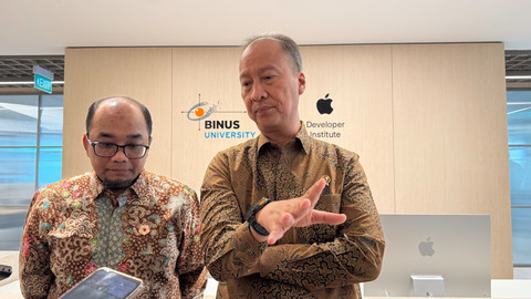 Menteri Perindustrian Agus Gumiwang Kartasasmita mengunjungi Apple Developer Institute di Jakarta. Foto: Kevin S. Kurnianto/kumparan