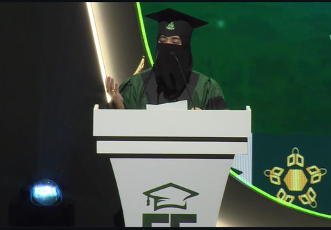 Amilah Hasna Fathiyyah berpidato di Upacara Wisuda King Abdulaziz University, Jeddah, 15/4/2026. Foto: Instagram: @kauedu_sa