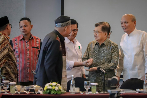 Wapres RI ke 10 & 12, Jusuf Kalla bertemu sejumlah tokoh pelaku sejarah perundingan damai Malino I (Poso) dan Malino II (Maluku) di Hotel JS Luwansa, Jakarta, Selasa (21/4/2026). Foto: Jamal Ramadhan/kumparan