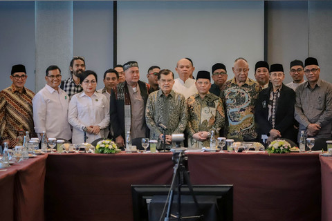 Wapres RI ke 10 & 12, Jusuf Kalla bertemu sejumlah tokoh pelaku sejarah perundingan damai Malino I (Poso) dan Malino II (Maluku) di Hotel JS Luwansa, Jakarta, Selasa (21/4/2026). Foto: Jamal Ramadhan/kumparan