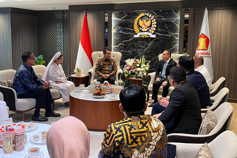 Wakil Ketua DPR Sufmi Dasco Ahmad mempertemukan Dirut BNI Putrama Wahju Setyawan dengan Bendahara Credit Union Paroki Aek Nabara Suster Natalia Situmorang terkait kasus penggelapan dana jemaah di Kompleks Parlemen, Jakarta, Selasa (21/4/2026). Foto: Nasywa Athifah/kumparan