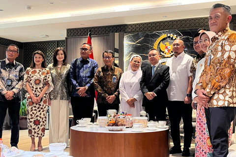 Wakil Ketua DPR Sufmi Dasco Ahmad mempertemukan Dirut BNI Putrama Wahju Setyawan dengan Bendahara Credit Union Paroki Aek Nabara Suster Natalia Situmorang terkait kasus penggelapan dana jemaah di Kompleks Parlemen, Jakarta, Selasa (21/4/2026). Foto: Nasywa Athifah/kumparan