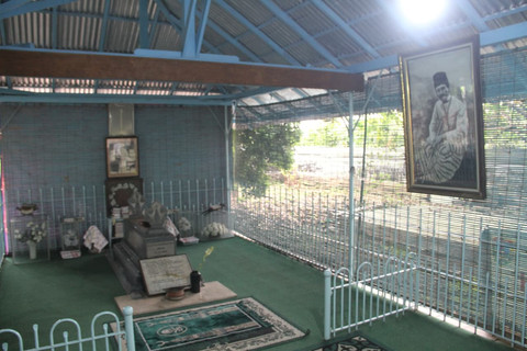 Makam kakak RA Kartini, RMP Sosrokartono di Pasarean Sedo Moekti Kabupaten Kudus, Jawa Tengah, Selasa (21/4/2026). Foto: Vega Maarijil Ula/kumparan