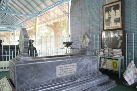 Makam kakak RA Kartini, RMP Sosrokartono di Pasarean Sedo Moekti Kabupaten Kudus, Jawa Tengah, Selasa (21/4/2026). Foto: Vega Maarijil Ula/kumparan