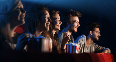 Ilustrasi orang menonton film. Foto: Stock-Asso/Shutterstock