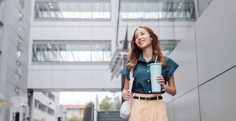 Ilustrasi wanita membawa tumblr. Foto: MMD Creative/shutterstock