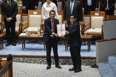 Menteri Hukum Supratman Andi Agtas menerima berkas pembahasan dari Ketua Badan Legislasi (Baleg) DPR Bob Hasan saat Rapat Paripurna ke-17 Masa Persidangan IV Tahun Sidang 2025-2026 di Kompleks Parlemen, Senayan, Jakarta, Selasa (21/4/2026). Foto: Dhemas Reviyanto/ANTARA FOTO