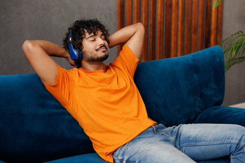 Ilustrasi mendengarkan musik. Foto: ViDI Studio/Shutterstock