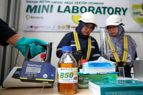 Seorang teknisi laboratorium menunjukkan sampel Biodiesel B50 saat acara pengujian bahan bakar nabati tersebut sebagai bagian dari rencana strategis pemerintah di Lembang, Provinsi Jawa Barat, Selasa (21/04/2026). Foto: Ajeng Dinar Ulfiana/REUTERS