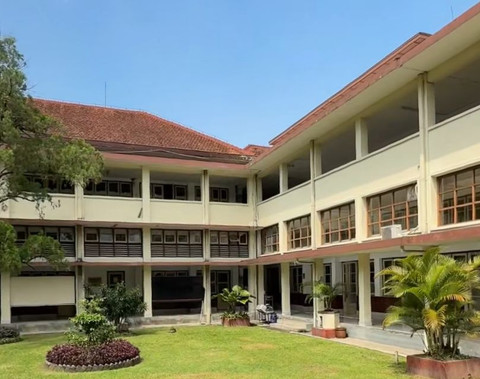 Tampilan Gedung “Seribu Jendela” dari sisi dalam kampus. Foto: Pandangan Jogja