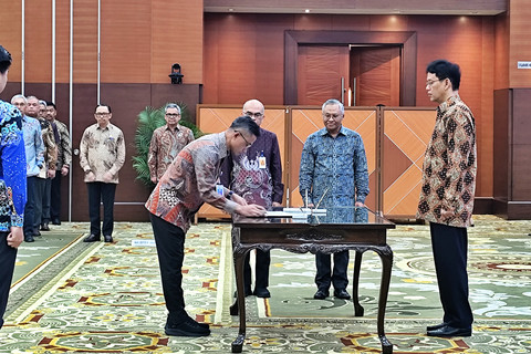 Menkeu Purbaya kembali lantik 5 pejabat Eselon II Kemenkeu di Kantor Kemenkeu, Selasa (21/4/2026). Foto: Widya/kumparan