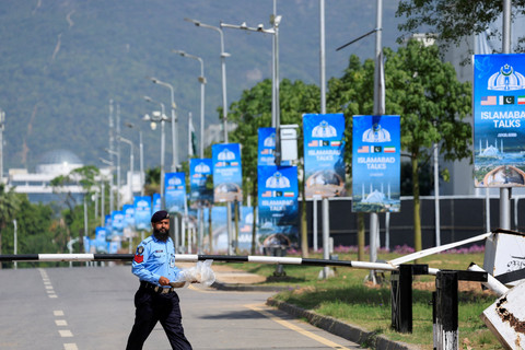 Polisi berjaga di pos penjagaan jalan menuju Hotel Serena, tempat kemungkinan fase kedua perundingan perdamaian antara Amerika Serikat dan Iran di Islamabad, Pakistan, Selasa (21/4/2026). Foto: Akhtar Soomro/REUTERS