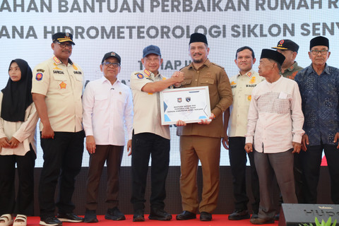 Kasatgas Percepatan Rehabilitasi dan Rekonstruksi (PRR) Pascabencana Sumatera Tito Karnavian menyerahkan secara simbolis dana stimulan perbaikan rumah rusak tahap II kepada masyarakat terdampak bencana di Kabupaten Aceh Tamiang, Selasa (21/4/2026). Foto: Dok. Satgas PRR
