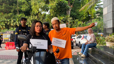 Adegan rekonstruksi kasus pembunuhan wanita oleh mantan suami sirinya di Tangsel. Foto: Dok. Istimewa