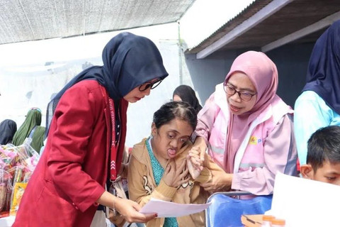 Soegiharti, Srikandi PLN Unit Pelaksana Transmisi (UPT) Malang (ketiga dari kiri) mendampingi salah satu pasien disabilitas dalam pemeriksaan kesehatan gratis Program Posyandu Disabilitas yang dilaksanakan di Kantor Yayasan Bersama Anak Bangsa, Malang, Jawa Timur pada Kamis (9/4). Foto: Dok. PLN