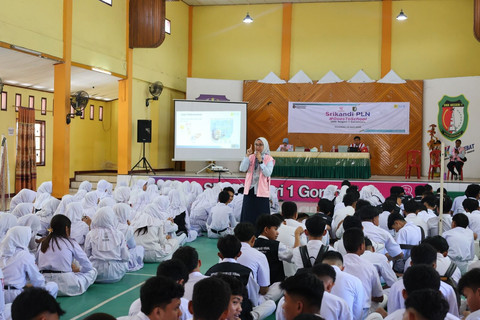 Ketua Srikandi PLN Unit Pelaksana Pelayanan Pelanggan (UP3) Gorontalo, Rahmawatie Datau saat memberikan edukasi tentang kelistrikan kepada lebih dari 200 Siswa SMKN 1 Gorontalo pada acara Srikandi PLN #GoesToSchool, Selasa (14/4). Foto: Dok. PLN