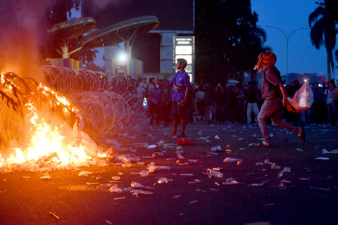 Pengunjuk rasa melemparkan karung ke arah polisi saat unjuk rasa yang berakhir ricuh di depan kantor Gubernur Kalimantan Timur, Samarinda, Kalimantan Timur, Selasa (21/4/2026). Foto: Angga Palguna/ ANTARA FOTO