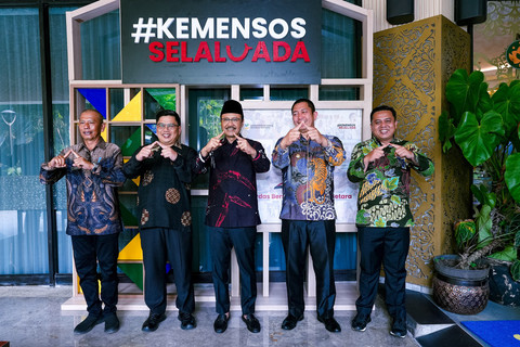 Menteri Sosial Saifullah Yusuf (Gus Ipul) menerima audiensi Gubernur Gorontalo Gusnar Ismail dan Wali Kota Pagar Alam Ludi Oliansyah di Selalu Ada Kopi, Kantor Kementerian Sosial, Jakarta Pusat, Selasa (21/4/2026). Foto: Dok. Kemensos