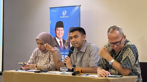 Staf Khusus Menkomdigi, Alfreno Kautsar saat memberikan paparan mengenai Kampung Internet di Koeta, Lombok pada Selasa (21/4/2026). Foto: Ryan Iqbal/kumparan