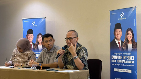 Direktur Akselerasi Infrastruktur Digital Komdigi, Mulyadi saat memberikan paparan mengenai Kampung Internet di Koeta, Lombok pada Selasa (21/4/2026). Foto: Ryan Iqbal/kumparan