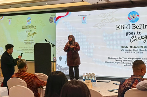 Duta Besar Republik Indonesia untuk Tiongkok, Djauhari Oratmangun, menyapa lebih dari 150 warga negara Indonesia (WNI) dalam kegiatan "KBRI Beijing Goes to Chengdu" yang digelar pada Sabtu (18/4) di kota Chengdu. Foto: Dok. KBRI Beijing