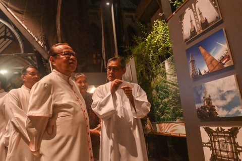 Uskup Agung Jakarta Ignatius Kardinal Suharyo (kedua kiri) didampingi Romo Macarius Maharsono Probho SJ (kanan) mengamati foto pada Pameran 125 tahun Gereja Katedral Jakarta di Plaza Maria, Kompleks Gereja Katedral Jakarta, Selasa (21/4/2026). Foto: Fakhri Hermansyah/ANTARA FOTO