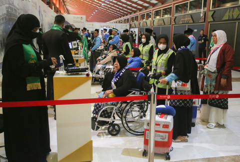 Jemaah calon haji melapor diri di Makkah Route Terminal Haji dan Umrah 2F Bandara Soekarno Hatta, Tangerang, Banten, Rabu (22/4/2026). Foto: Muhammad Iqbal/kumparan