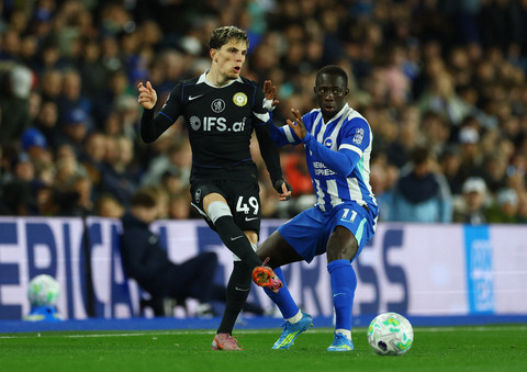 Alejandro Garnacho dari Chelsea beraksi dengan Yankuba Minteh dari Brighton & Hove Albion pada pertandingan Liga Inggris antara Brighton & Hove Albion vs Chelsea di Stadion Komunitas American Express, Brighton, Rabu (22/4/2026) dini hari WIB. Foto: Matthew Childs/REUTERS
