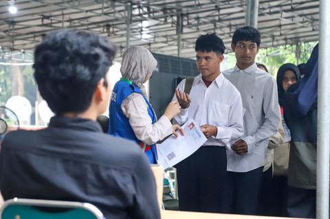 Peserta bersiap memasuki ruang Ujian Tulis Berbasis Komputer (UTBK) untuk Seleksi Nasional Berdasarkan Tes (SNBT) di Universitas Negeri Jakarta, Rabu (22/4/2026). Foto: Iqbal Firdaus/kumparan