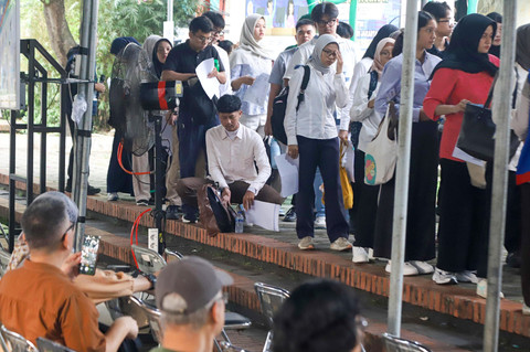 Peserta berbaris memasuki ruang Ujian Tulis Berbasis Komputer (UTBK) untuk Seleksi Nasional Berdasarkan Tes (SNBT) di Universitas Negeri Jakarta, Rabu (22/4/2026). Foto: Iqbal Firdaus/kumparan