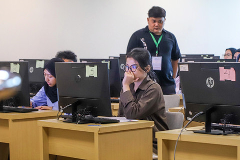 Petugas mengawasi peserta yang menjalani Ujian Tulis Berbasis Komputer (UTBK) untuk Seleksi Nasional Berdasarkan Tes (SNBT) di Universitas Negeri Jakarta, Rabu (22/4/2026). Foto: Iqbal Firdaus/kumparan