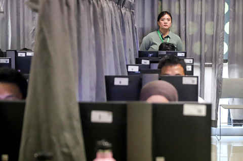Petugas mengawasi peserta yang menjalani Ujian Tulis Berbasis Komputer (UTBK) untuk Seleksi Nasional Berdasarkan Tes (SNBT) di Universitas Negeri Jakarta, Rabu (22/4/2026). Foto: Iqbal Firdaus/kumparan