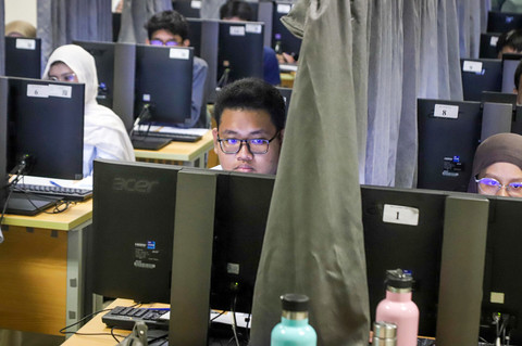 Peserta menjalani Ujian Tulis Berbasis Komputer (UTBK) untuk Seleksi Nasional Berdasarkan Tes (SNBT) di Universitas Negeri Jakarta, Rabu (22/4/2026). Foto: Iqbal Firdaus/kumparan