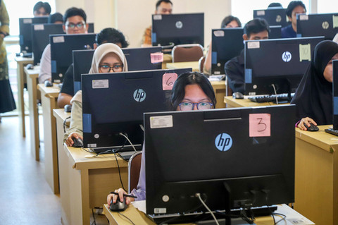 Peserta menjalani Ujian Tulis Berbasis Komputer (UTBK) untuk Seleksi Nasional Berdasarkan Tes (SNBT) di Universitas Negeri Jakarta, Rabu (22/4/2026). Foto: Iqbal Firdaus/kumparan