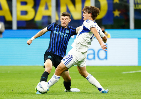 Petar Sucic dari Inter Milan beraksi dengan Nico Paz dari Como pada pertandingan Copa Italia antara Inter Milan vs Como di San Siro, Milan, Italia, Rabu (22/4/2026) dini hari WIB. Foto: Alessandro Garofalo/REUTERS