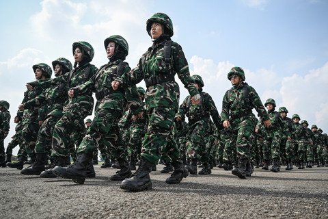 Sejumlah peserta Komponen Cadangan (Komcad) unsur Aparatur Sipil Negara (ASN) dari berbagai kementerian berbaris usai upacara Pembukaan Latihan Dasar Militer (Latsarmil) Komcad ASN Kementerian di Lanud Halim Perdanakusuma, Jakarta, Rabu (22/4/2026). Foto: Fauzan/ANTARA FOTO
