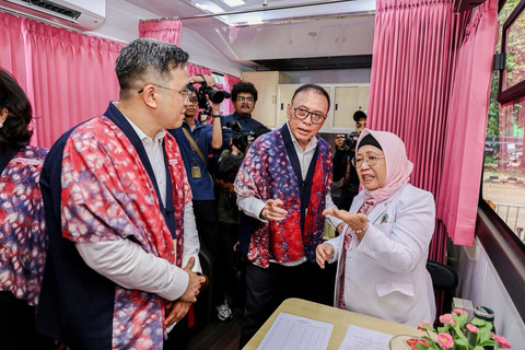 Komisaris Utama PT Pertamina (Persero), Mochamad Iriawan (kedua dari kanan) bersama Wakil Direktur Utama PT Pertamina (Persero), Oki Muraza (kiri) melihat kabin mobil mamografi saat acara &ldquo;Gerakan Pink Check & Pasar Murah Sembako Kartini&rdquo; yang diselenggarakan di Area Kantor Pusat Pertamina, Jakarta, Selasa, (21/04/2026).
