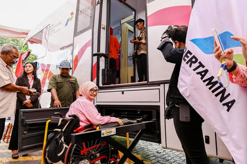 PT Pertamina (Persero) memperluas akses layanan kesehatan bagi perempuan dengan menyerahkan satu unit mobil mamografi kepada Yayasan Kanker Payudara Indonesia (YKPI), yang dioperasikan secara mobile dengan fasilitas lengkap serta ramah difabel saat saat acara &ldquo;Gerakan Pink Check & Pasar Murah Sembako Kartini&rdquo; yang diselenggarakan di Area Kantor Pusat Pertamina, Jakarta, Selasa, (21/04/2026). Foto: Dok. Pertamina