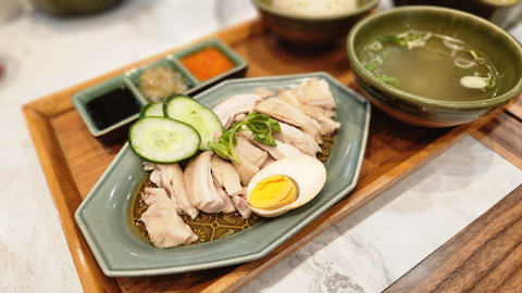 Restoran bergaya Peranakan, Baia Nonna resmi bersertifikat halal. Foto: Azalia Amadea/kumparan