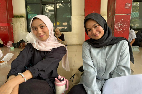 Naila Nirwana dan Nailah Maharani peserta yang melaksanakan UTBK-SNBT di Universitas Negeri Jakarta, saat ditemui pada Rabu (22/4/2026). Foto: Jeni Ritanti/kumparan
