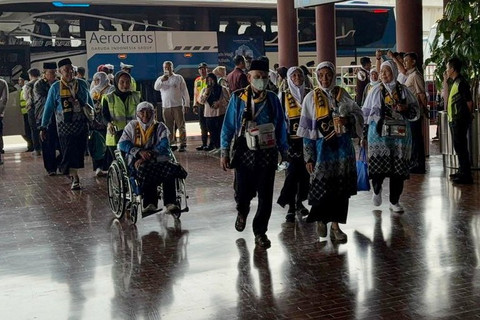 Jemaah calon haji kloter pertama dari Embarkasi Banten menuju ruang tunggu keberangkatan setibanya di Terminal Khusus Haji dan Umrah 2 F, Bandara Soekarno Hatta, Tangerang, Banten, Rabu (22/4/2026). Foto: Abid Raihan/kumparan