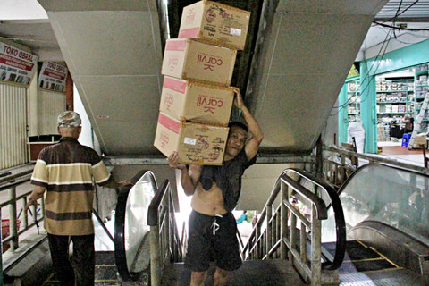 Suharman bekerja sebagai kuli panggul di Pasar Kliwon, Kabupaten Kudus, Jawa Tengah pada Rabu (22/4/2026). Foto: Vega Ma'arrijil Ula/kumparan