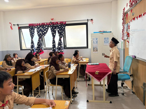 Suanana saat Abdul Aziz mengajar di Sekolah MI Nurul Islam 1 Kalam Muara, Penjaringan, Jakarta Utara, Rabu (22/4/2026). Foto: Rayyan Farhansyah/kumparan