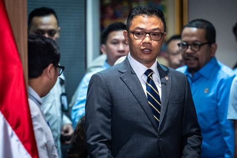 Menteri Luar Negeri Sugiono bersama Kepala Staf Kepresidenan (KSP) Muhammad Qodari (kanan) berjalan menuju ruangan di Gedung Bina Graha, Kompleks Istana Kepresidenan, Jakarta, Rabu (22/4/2026). Foto: Bayu Pratama S/ANTARA FOTO