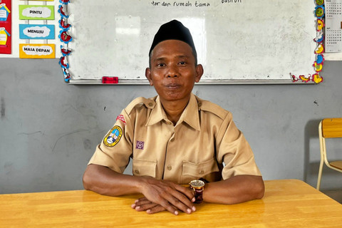 Abdul Aziz (44) guru di Sekolah MI Nurul Islam 1 Muara Kamal, Penjaringan Jakarta Utara, Rabu (22/4/2026). Foto: Rayyan/Kumparan