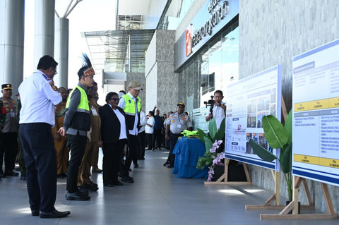 Wamendagri Ribka Haluk mendampingi kunjungan kerja Wakil Presiden (Wapres) Republik Indonesia Gibran Rakabuming Raka di Bandara Douw Aturure, Kabupaten Nabire, Papua Tengah, Senin (20/4/2026). Foto: Kemendagri RI